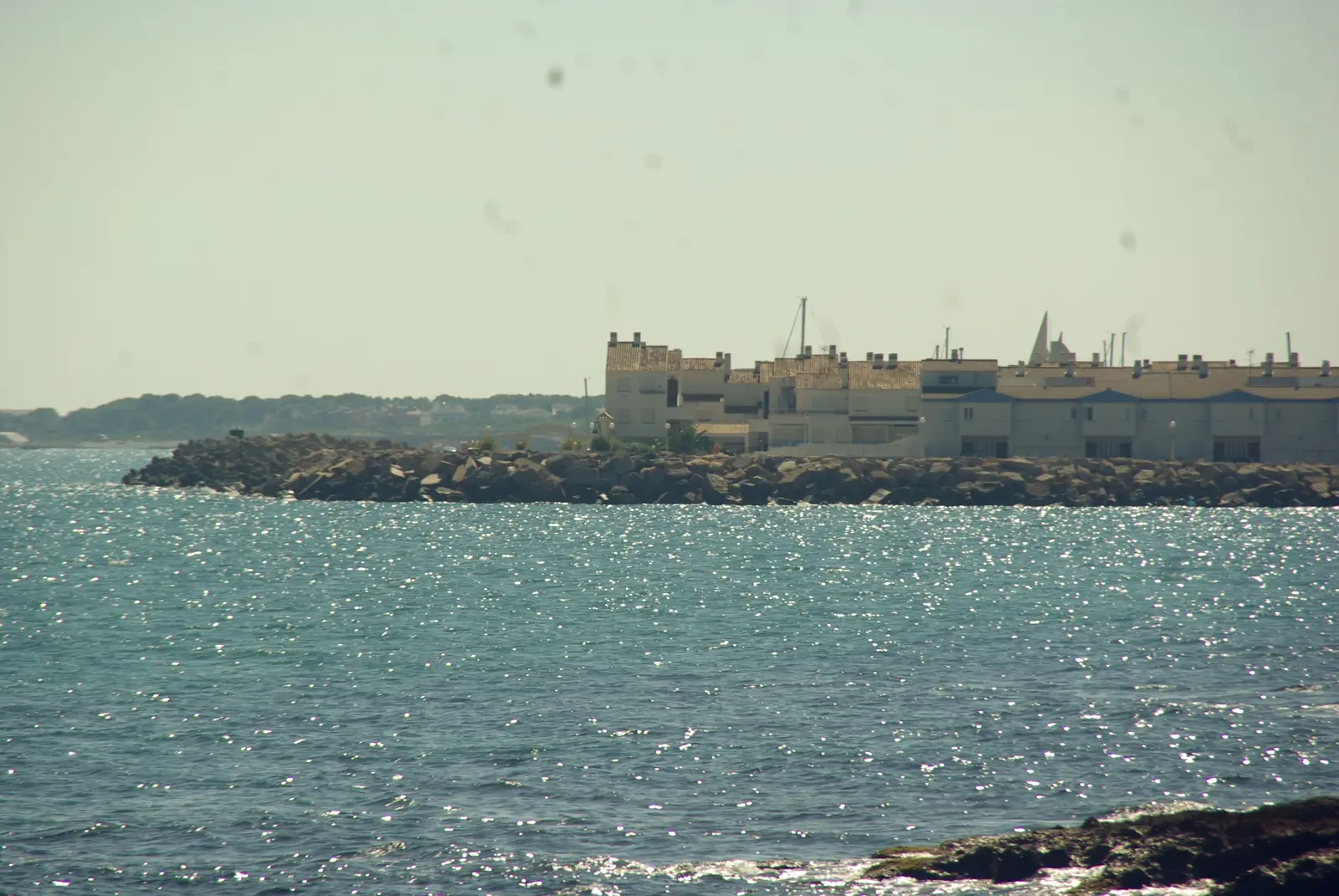 Bahía de Las Fuentes y espigón del puerto deportivo de Alcossebre vistos desde el mar